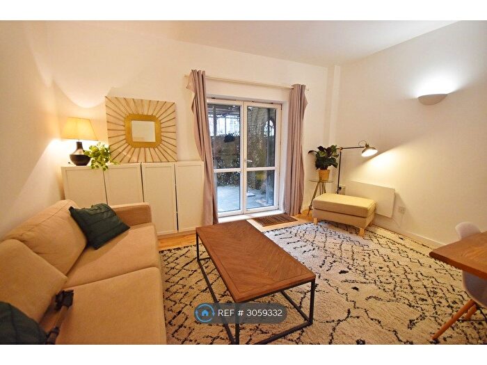 2 Bedroom Flat To Rent In William Fairburn Way, Manchester, M4