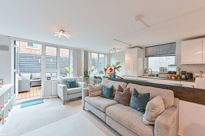 4 Bedroom Maisonette For Sale In Spicer Close, Brixton, London, SW9