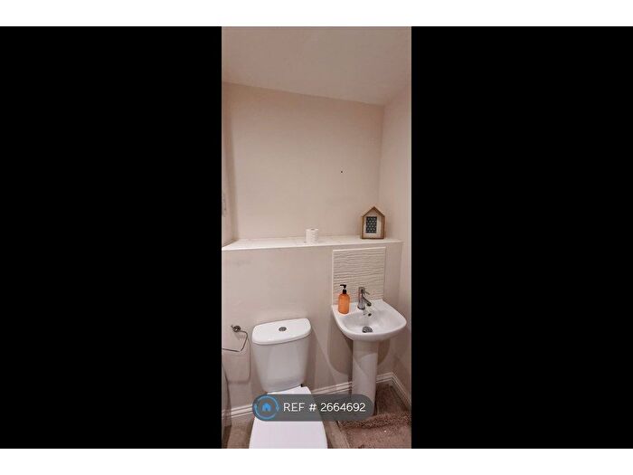 2 Bedroom Flat To Rent In Quercetum Close, Aylesbury, HP19