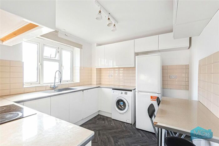 3 Bedroom Apartment To Rent In Garden House, The Grange, London, N2