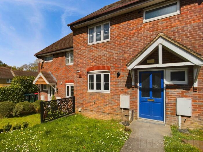 3 Bedroom Link Detached House To Rent In Merton Road, Crawley, RH11