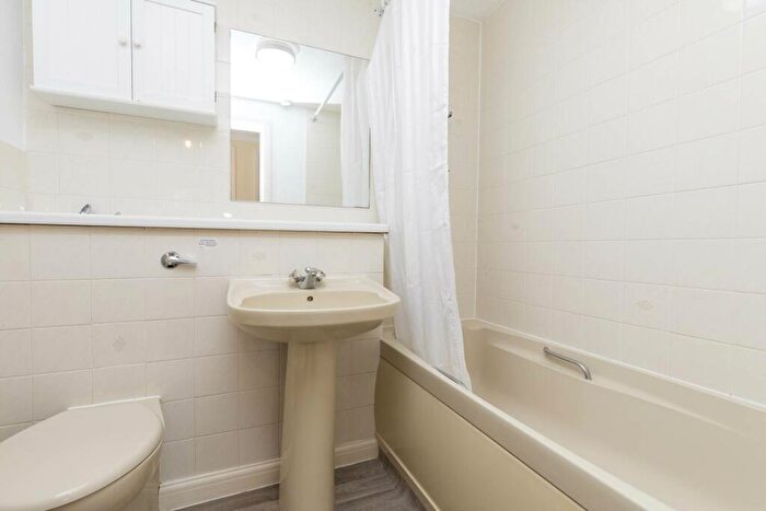 2 Bedroom Flat For Sale In Greenacres, North Parade, RH12