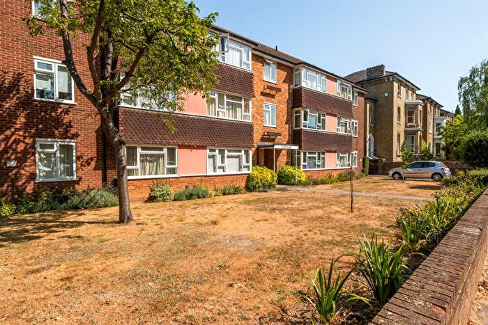 1 Bedroom Apartment For Sale In Surbiton Hill Park, Surbiton, KT5
