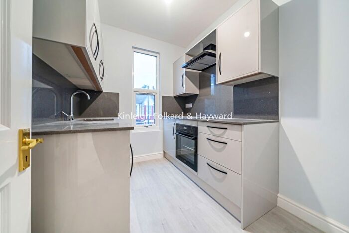 3 Bedroom Flat To Rent In Seely Road, London, SW17