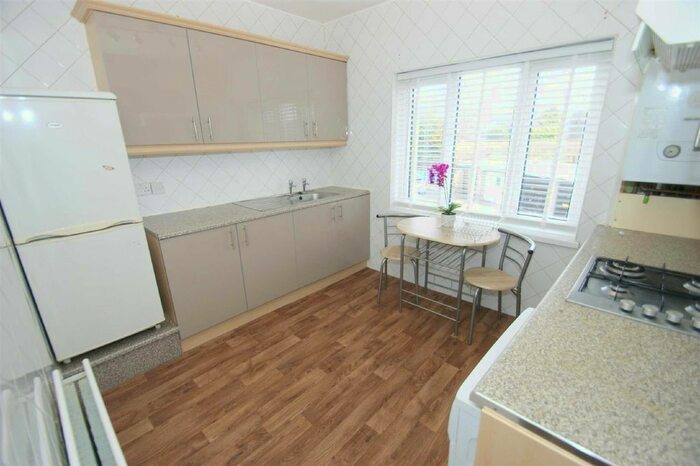 2 Bedroom Flat To Rent In King Lane, Alwoodley, Leeds, LS17