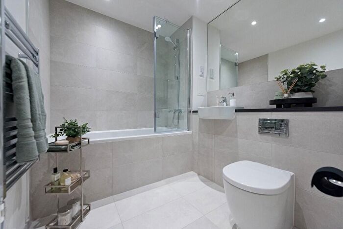1 Bedroom Apartment For Sale In Dunlip And Pochard House, Hawser Lane, London, E14