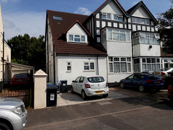 2 Bedroom Flat To Rent In Poplar Avenue, Bearwood B17
