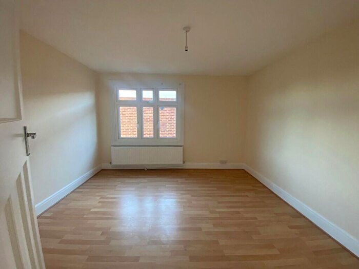1 Bedroom Flat To Rent In Hart Road, Benfleet, Essex, SS7