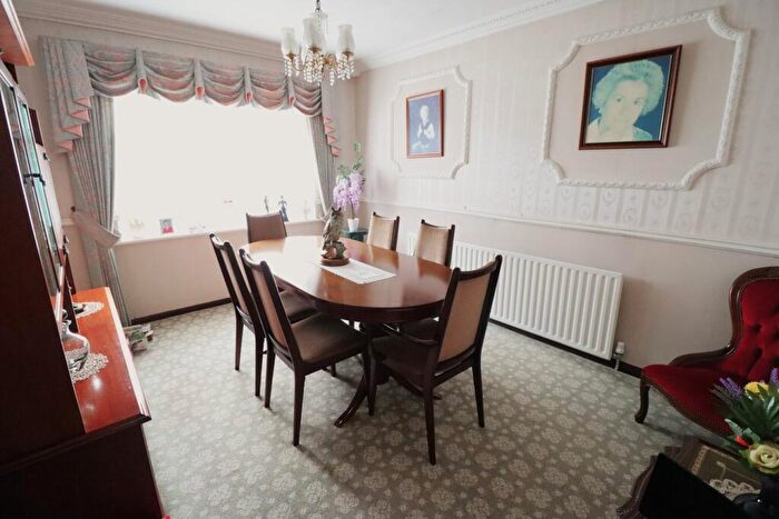 3 Bedroom Semi-Detached House For Sale In Wren Close, Leigh-on-Sea, SS9