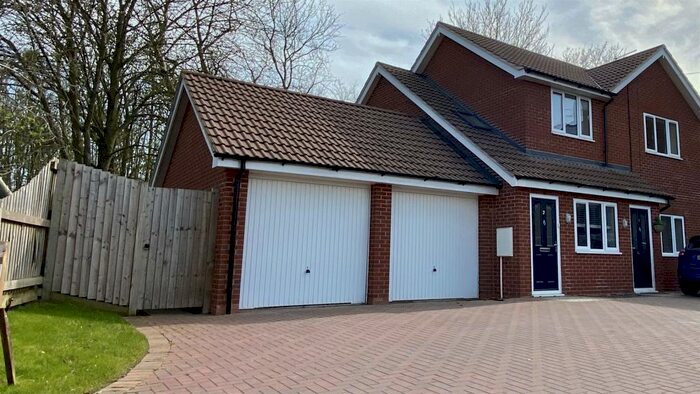 2 Bedroom Flat To Rent In Yarningale Road, Willenhall, Coventry, CV3