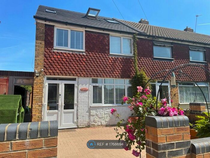 4 Bedroom End Of Terrace House To Rent In Wyfields, London, IG5