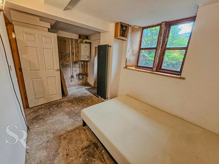 1 Bedroom Flat For Sale In Kinder Road, Hayfield, SK22