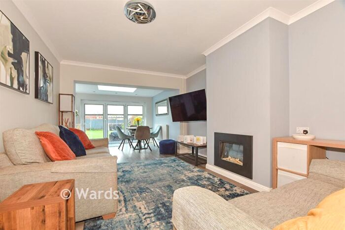 3 Bedroom Chalet For Sale In Coventry Gardens, Beltinge, Herne Bay, Kent, CT6