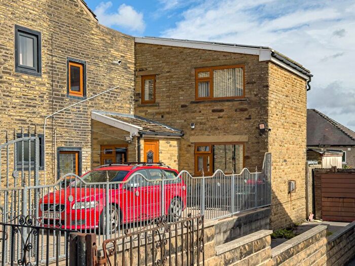 3 Bedroom Cottage For Sale In Towngate, Northowram, HX3