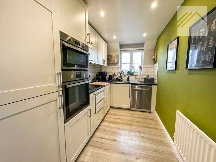 2 Bedroom Flat For Sale In Pepys Court, Wickford, SS12