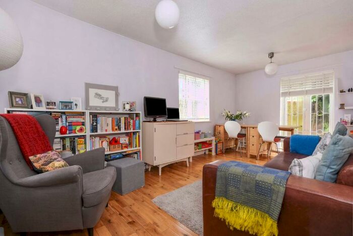 2 Bedroom Flat To Rent In Pages Hill, London, N10