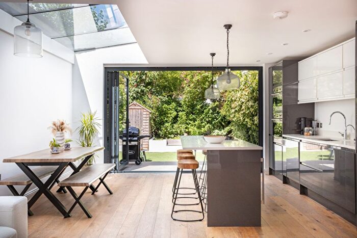2 Bedroom Flat For Sale In Upper Tollington Park, Stroud Green, N4