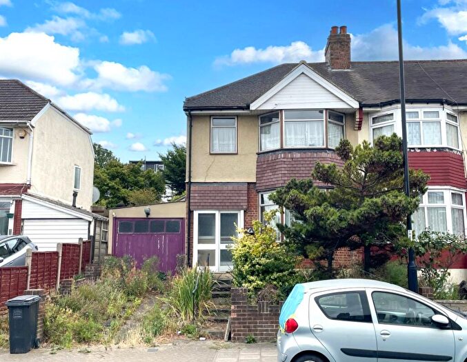 3 Bedroom End Of Terrace House For Sale In Dunkery Road, Mottingham, SE9