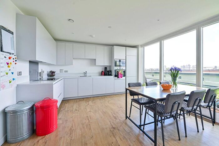 3 Bedroom Flat To Rent In Danson Mews, Elephant And Castle, London, SE17