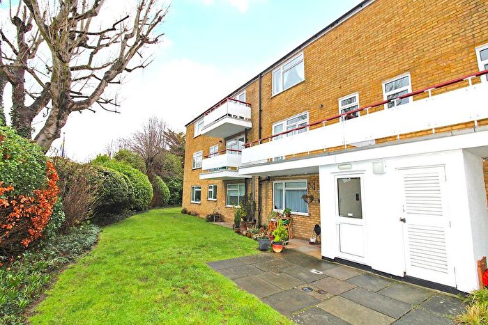 2 Bedroom Flat For Sale In Woodmansterne Lane, Banstead, SM7