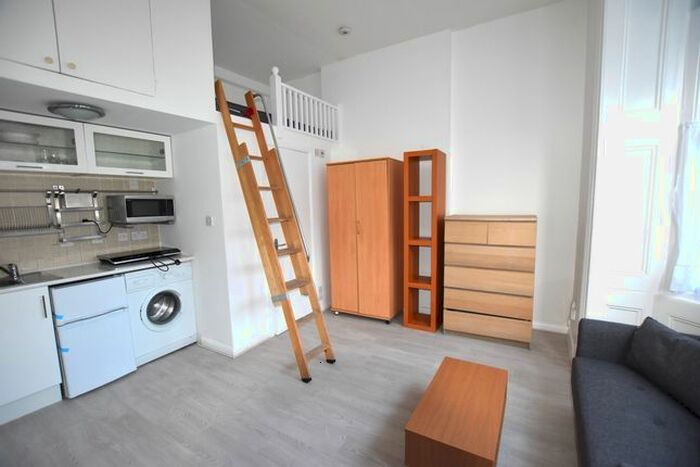 Studio To Rent In Oaklands Grove, Shepherds Bush, W12