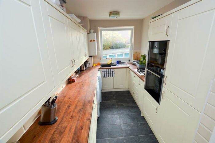 2 Bedroom Flat To Rent In Compton Place Road, BN21