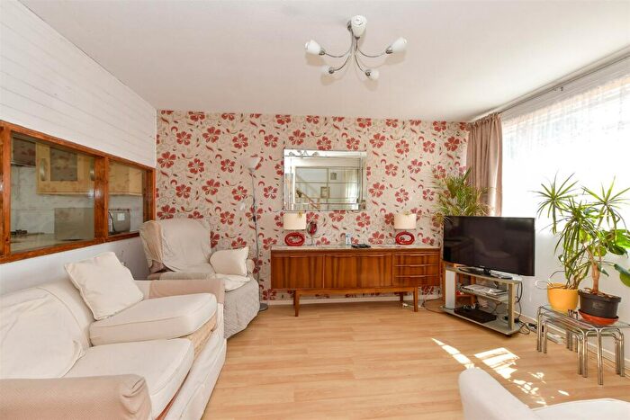3 Bedroom End Of Terrace House For Sale In Elmhurst Drive, Hornchurch, Essex, RM11