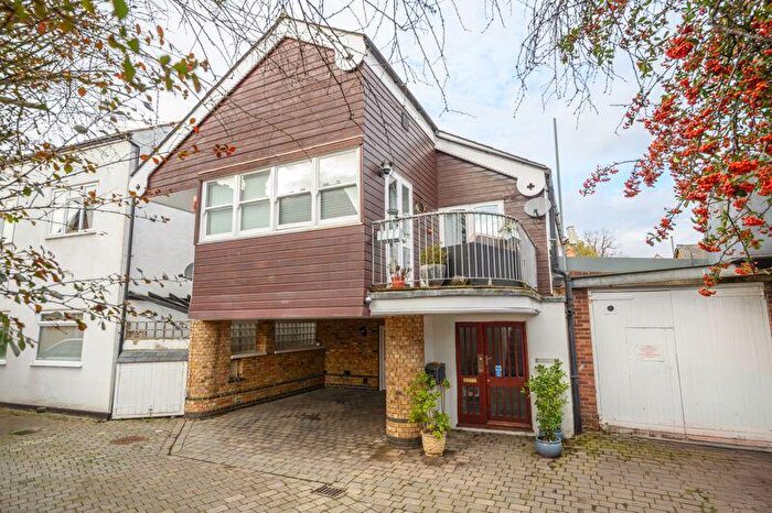 2 Bedroom Flat To Rent In Studio Mews Addlestone, KT15