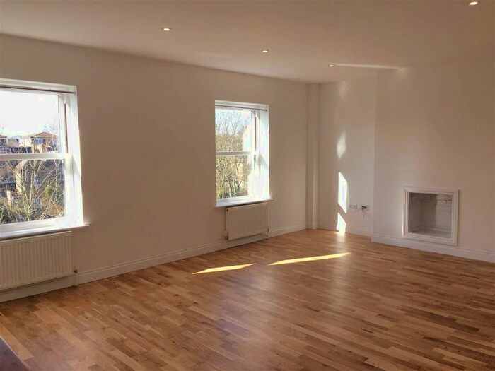 1 Bedroom Flat To Rent In The Avenue, Berrylands, Surbiton, KT5