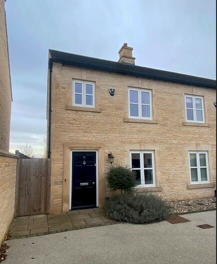 3 Bedroom Property To Rent In Hereward Place, Stamford, PE9