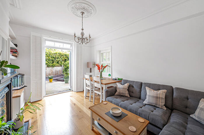 2 Bedroom Flat To Rent In Tantallon Road, London, SW12