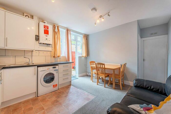 2 Bedroom Flat To Rent In Horn Lane, Acton, London, W3