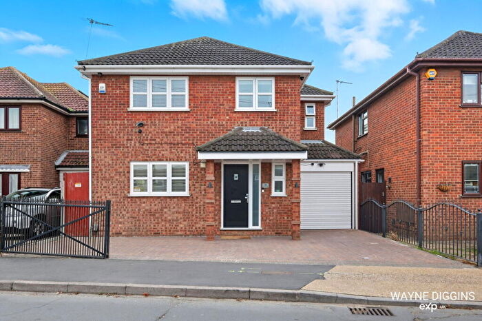 4 Bedroom Detached House For Sale In Hilton Road, Canvey Island, SS8