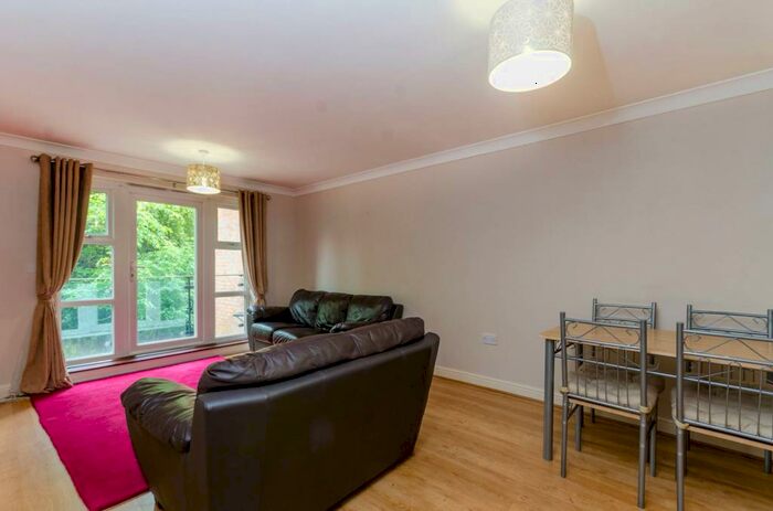 2 Bedroom Flat To Rent In Glebelands Close, Finchley, London, N12