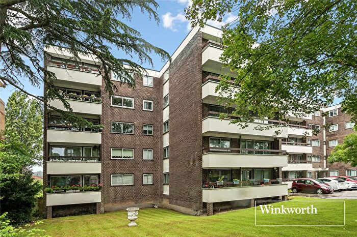 3 Bedroom Apartment For Sale In Station Road, New Barnet, EN5
