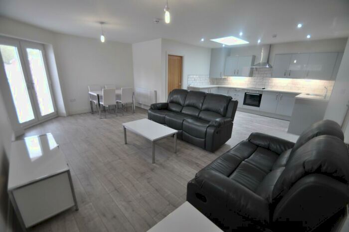 2 Bedroom Apartment To Rent In Main Street, Hull, North Humberside, HU10