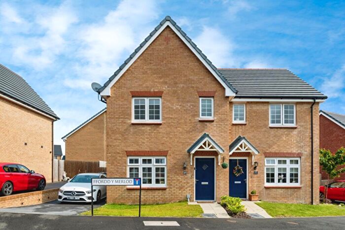 3 Bedroom Semi-Detached House For Sale In Ffordd Y Merlod, Grovesend, Swansea, SA4