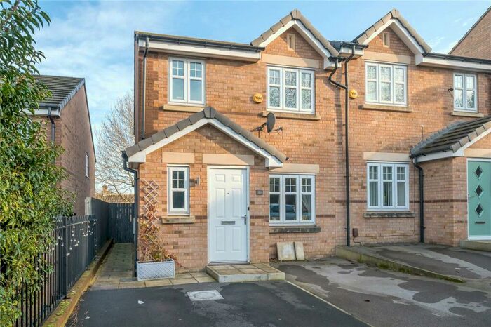 3 Bedroom Semi-Detached House To Rent In Abinger Close, Bradford, West Yorkshire, BD10
