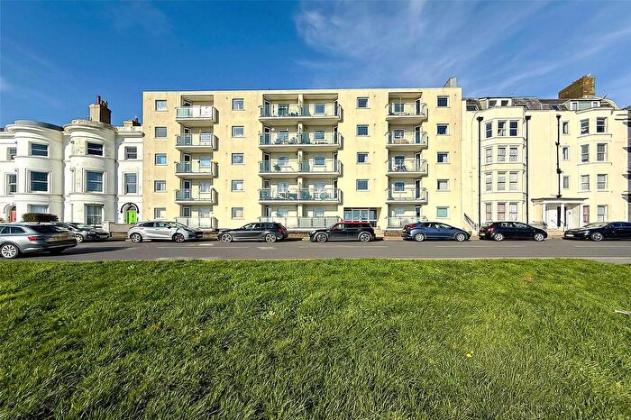 1 Bedroom Flat For Sale In South Terrace, Littlehampton, West Sussex, BN17