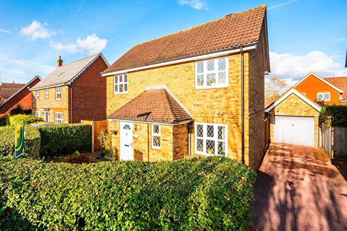 3 Bedroom Detached House For Sale In Cardwells Keep, Guildford, GU2