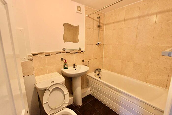 2 Bedroom Flat To Rent In Pickard Close, London, N14