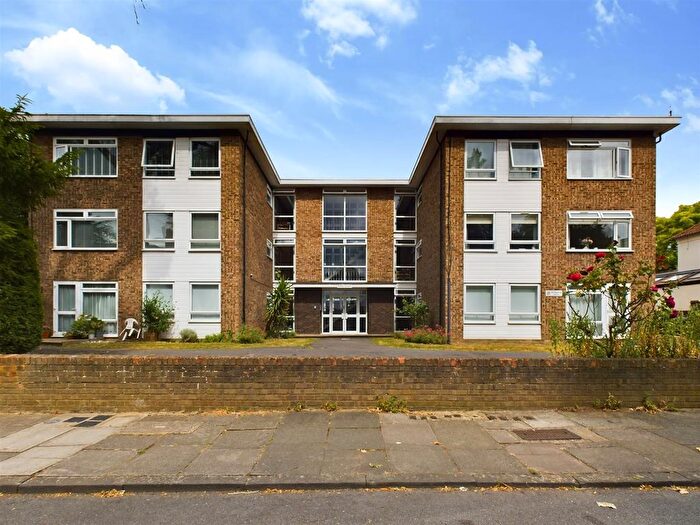 1 Bedroom Flat To Rent In Manor Road, Twickenham, TW2
