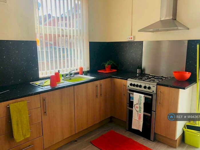 6 Bedroom Semi-Detached House To Rent In Lenton Boulevard, Nottingham, NG7