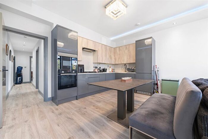 3 Bedroom Flat For Sale In Maple Road, Penge, London, SE20