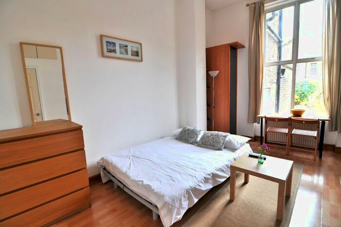 Studio To Rent In West Cromwell Road, Earls Court, London, SW5