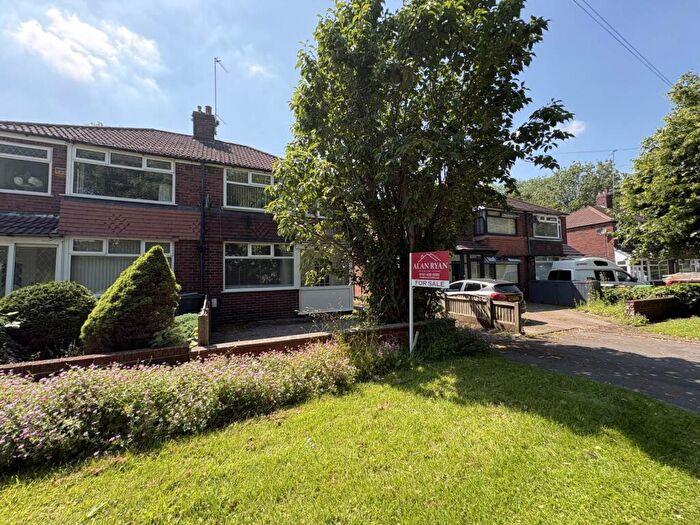 3 Bedroom Semi-Detached House For Sale In Foxdenton Lane, Oldham, OL9