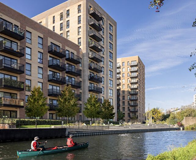 2 Bedroom Flat For Sale In Nestles Avenue, Hayes, Middlesex, UB3
