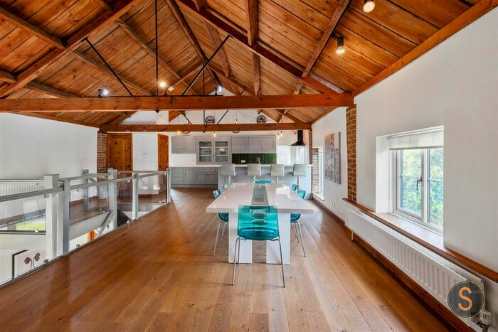 4 Bedroom Barn Conversion For Sale In Bedford Road, Houghton Regis, Dunstable, LU5