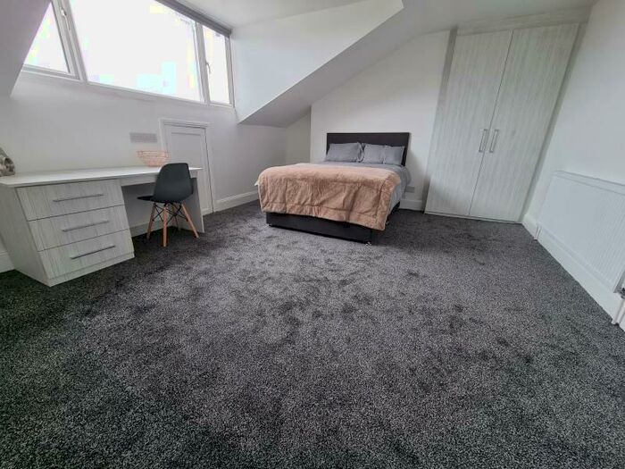 4 Bedroom Flat To Rent In Cardigan Road, Hyde Park, Leeds, LS6