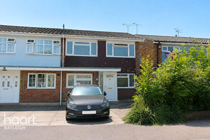 4 Bedroom Semi Detached House To Rent In Drake Close, Benfleet, SS7